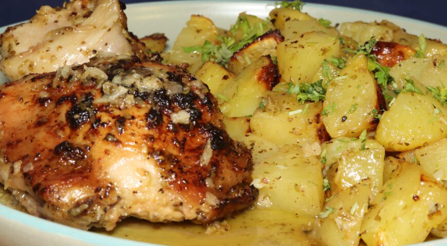 Zitronen-Hähnchen mit Kartoffeln aus dem Backofen
